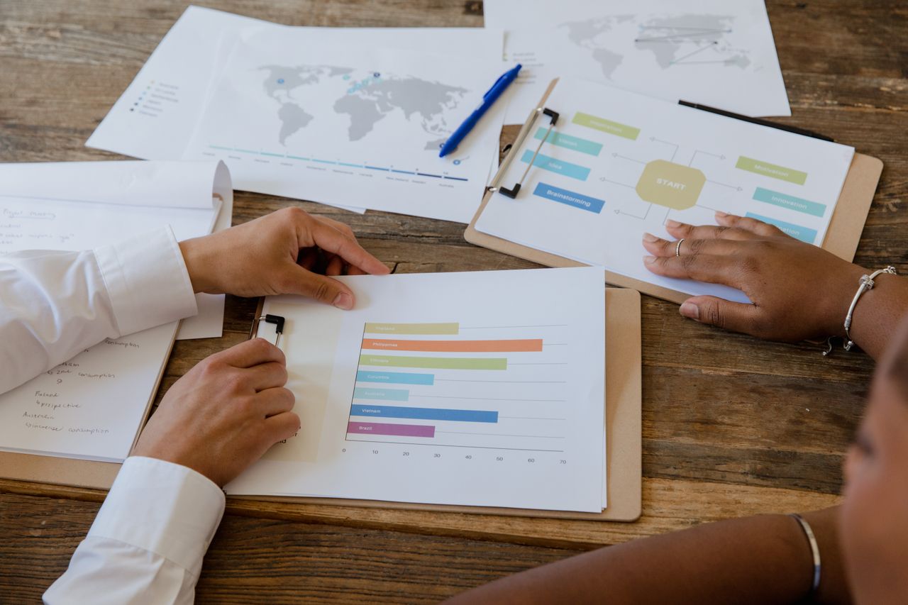 Mesa de trabajo creativa con materiales para producción de contenido social